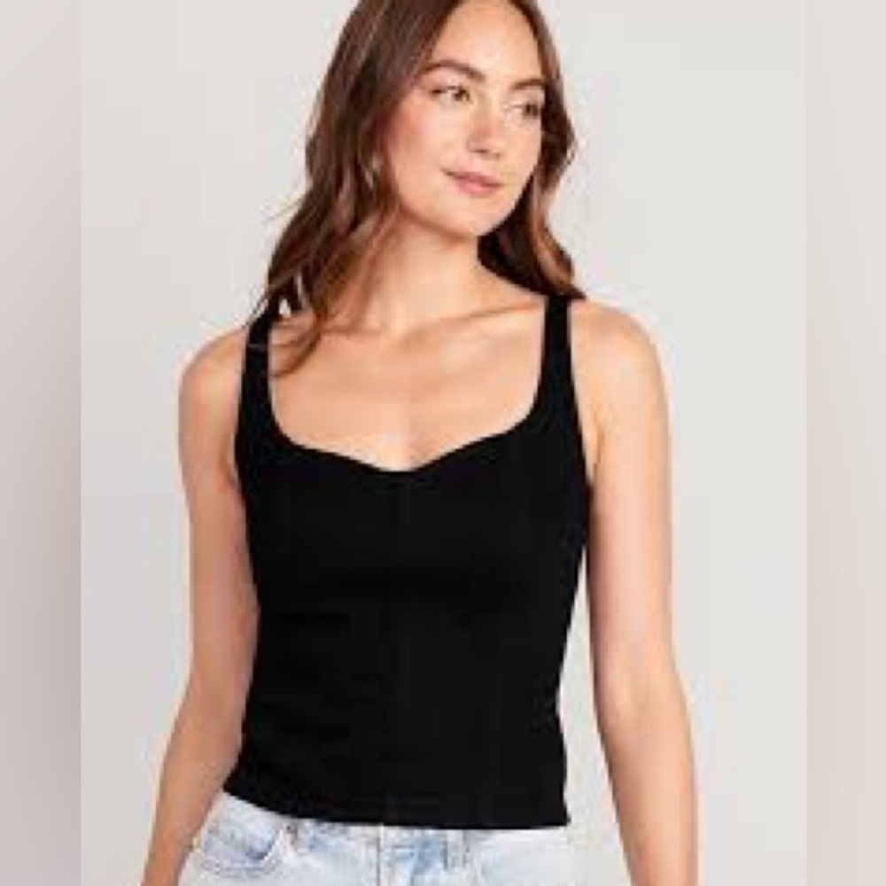 Old Navy halter top were stretchy back scalloped front hits at waist